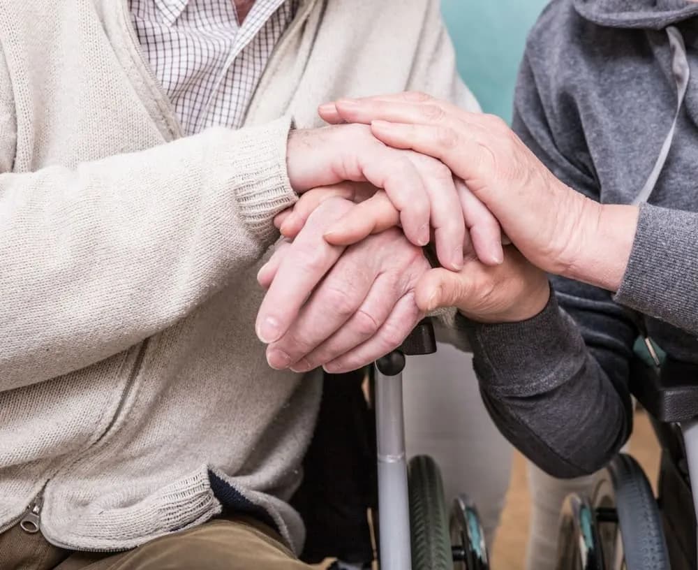 Dlaczego ręce się trzęsą? 5 zaskakujących przyczyn. Sprawdź!