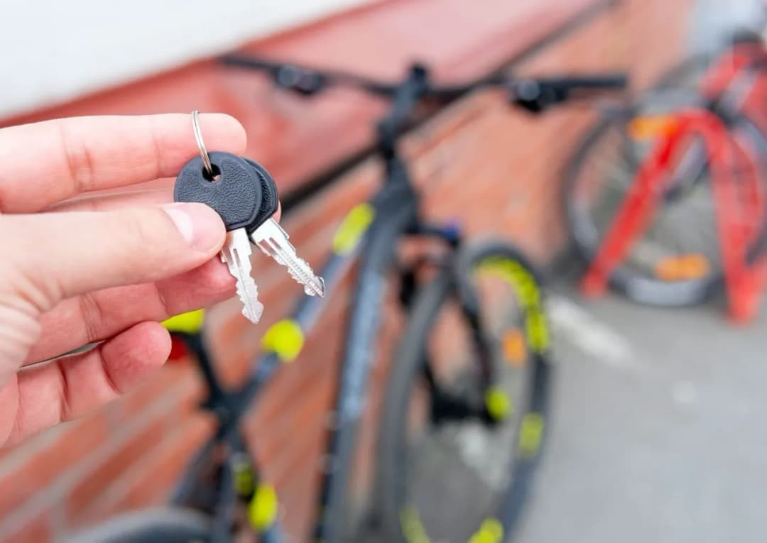 Skuteczne sposoby jak zabezpieczyć rower przed kradzieżą: 8 sprawdzonych metod