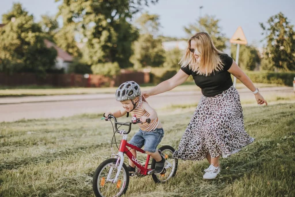 Jak nauczyć dziecko jeździć na rowerze: 5 sprawdzonych kroków dla rodzica
