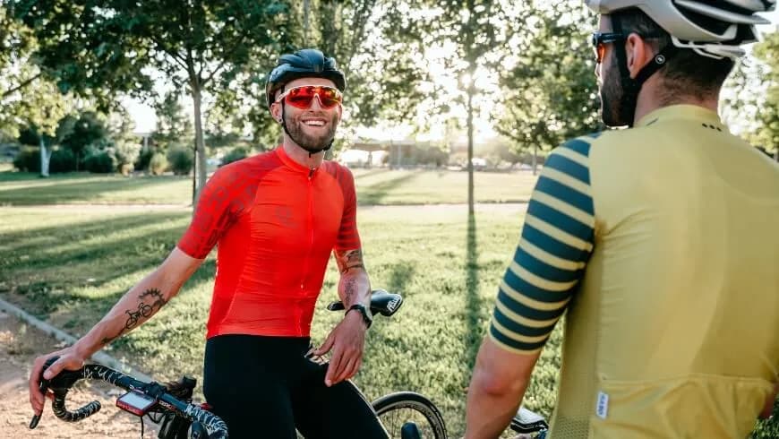 Jak dobrać strój kolarza idealnie dopasowany do swoich potrzeb: poradnik