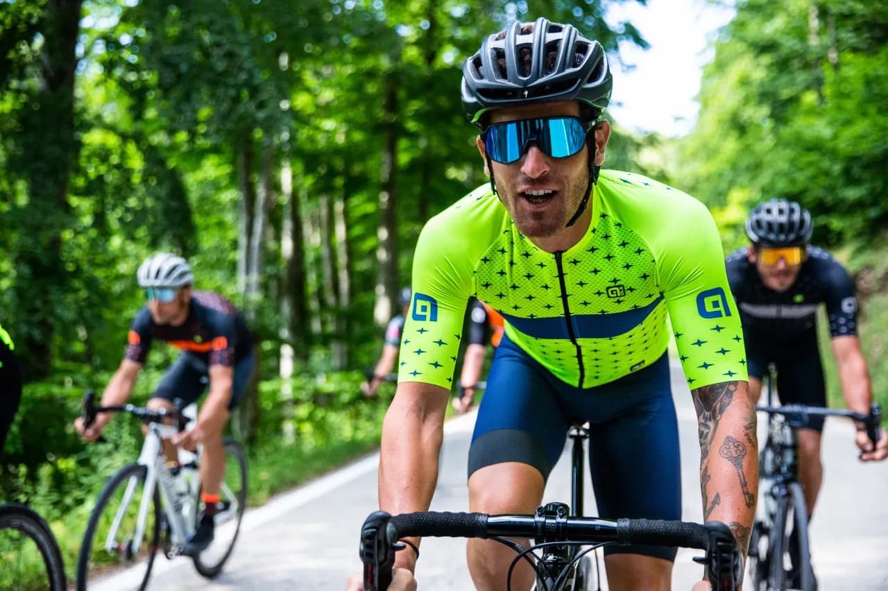 Jaka odzież dla kolarzy zapewni ci komfort podczas każdej trasy?
